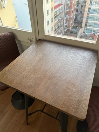 Mesa alta y 2 taburetes