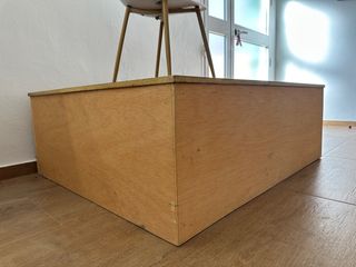 Tarima artesanal y 4 sillas