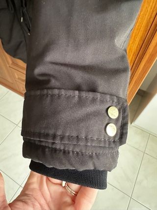 Parka nera con cappuccio e pelliccia