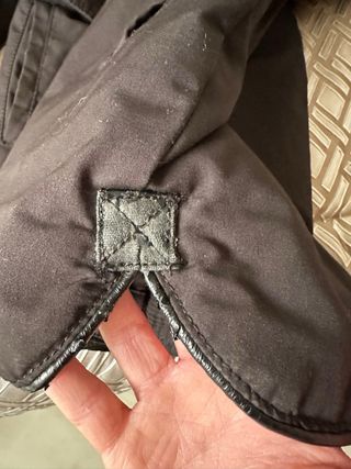 Parka nera con cappuccio e pelliccia