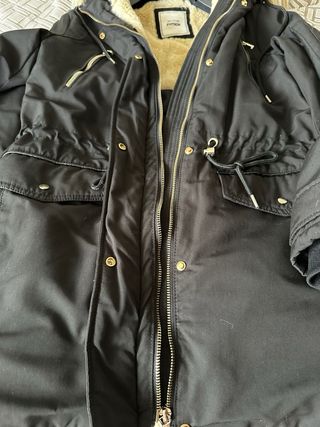 Parka nera con cappuccio e pelliccia