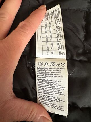 Parka nera con cappuccio e pelliccia