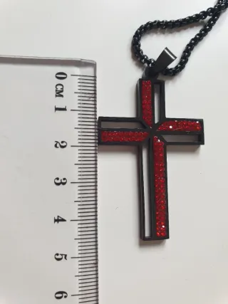✝️Colgante Cruz Negro con decoración Rojo