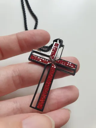 ✝️Colgante Cruz Negro con decoración Rojo