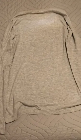 Camiseta gris Buy Me Stuff.