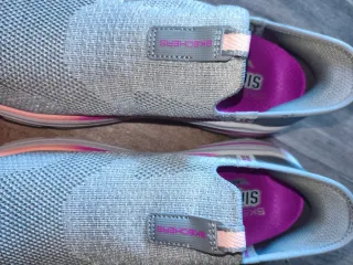 Zapatillas Skechers grises y rosas