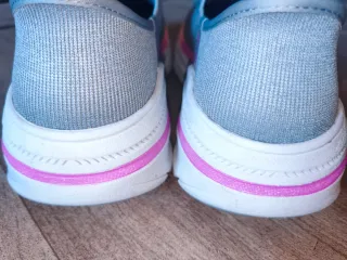 Zapatillas Skechers grises y rosas