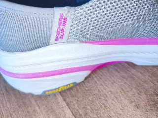 Zapatillas Skechers grises y rosas