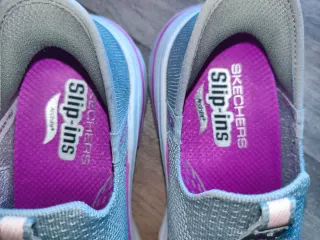 Zapatillas Skechers grises y rosas