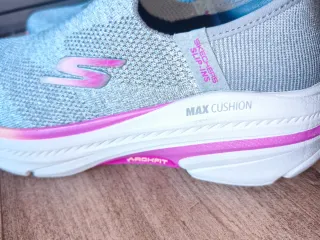 Zapatillas Skechers grises y rosas