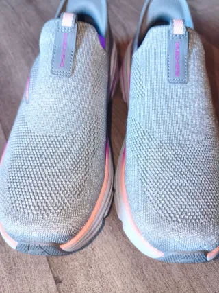 Zapatillas Skechers grises y rosas