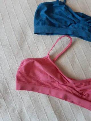 Reggiseni sportivi blu e rosa