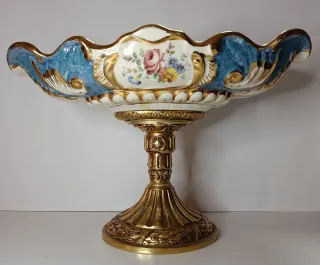 Frutero de Porcelana Antiguo con base dorada.