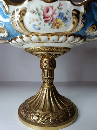 Frutero de Porcelana Antiguo con base dorada.