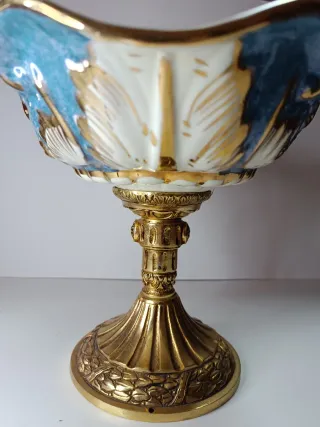 Frutero de Porcelana Antiguo con base dorada.