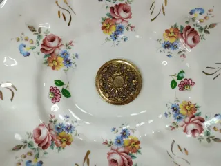 Frutero de Porcelana Antiguo con base dorada.