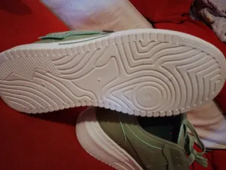 Zapatillas verdes y blancas