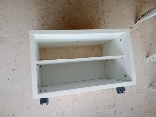 Mueble blanco con estantería y ruedas