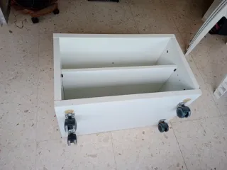 Mueble blanco con estantería y ruedas