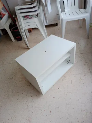 Mueble blanco con estantería y ruedas