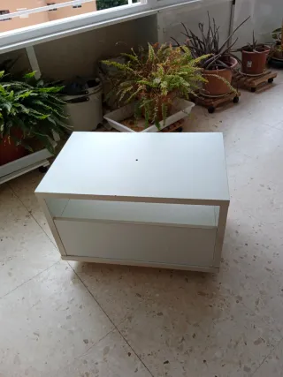 Mueble blanco con estantería y ruedas