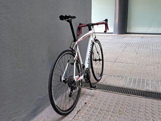Bicicleta de carretera Specialized blanca