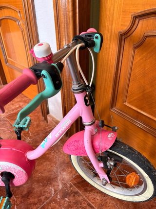 Bicicleta infantil rosa con ruedines