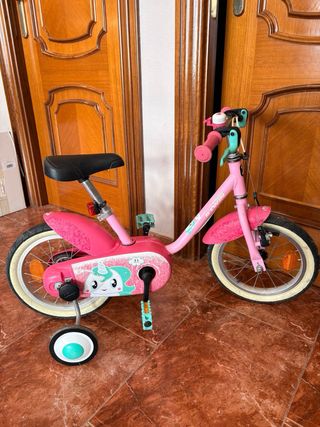 Bicicleta infantil rosa con ruedines