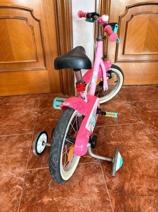 Bicicleta infantil rosa con ruedines