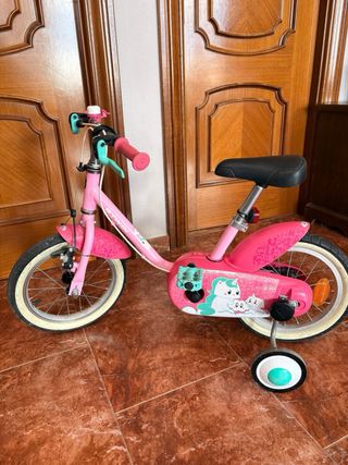 Bicicleta infantil rosa con ruedines