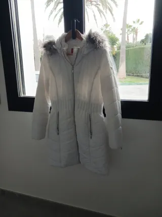 Chaqueta Guess Blanca con Capucha y Pelo