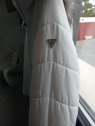 Chaqueta Guess Blanca con Capucha y Pelo