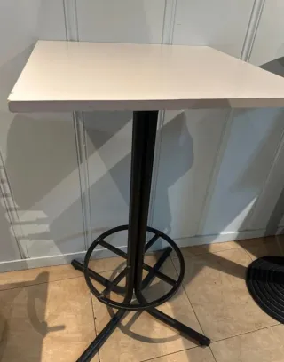 Mesa alta cuadrada blanca y negra