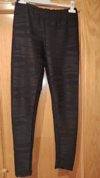 Leggings negros con relieve