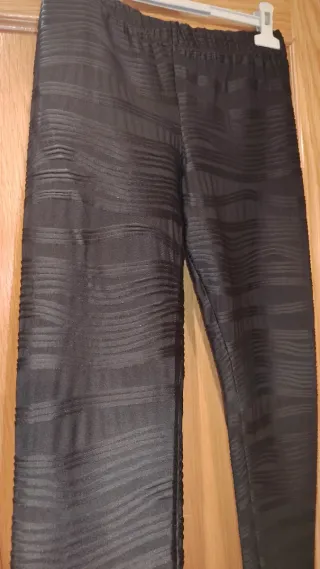 Leggings negros con relieve