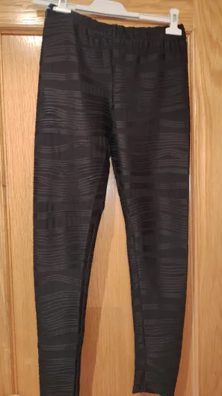 Leggings negros con relieve