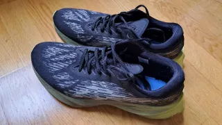 Zapatillas Asics Novablast 3 Negras y Verdes