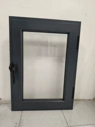 Ventana aluminio gris con manilla