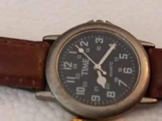 Relojes Timex y Christian Lacroix