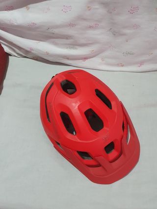 Casco de bicicleta rojo