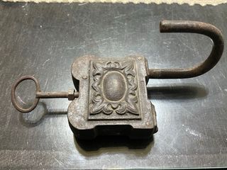 Candado antiguo con llave