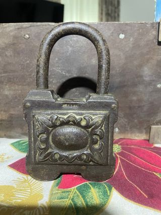 Candado antiguo con llave