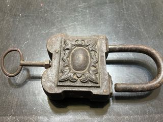 Candado antiguo con llave