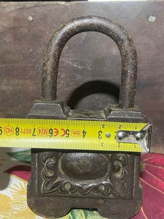 Candado antiguo con llave