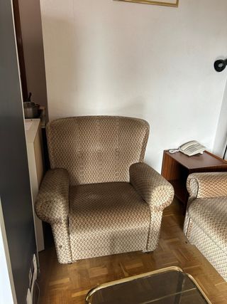 Sillón clásico vintage beige y marrón.