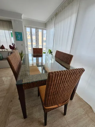 Mesa de comedor de cristal y mimbre con 6 sillas