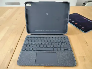 iPad Air M1 Azul 64GB + Logitech Teclado + Pencil