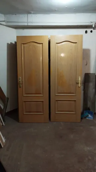 8 puertas madera ciegas y 2 con cristalera