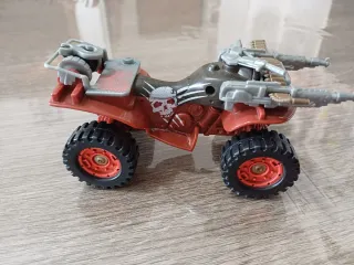 Monstertruck con teschi e mitragliatrici