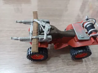 Monstertruck con teschi e mitragliatrici